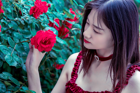 “锋刃-2025”国际狙击手射击竞赛进行“搭乘舟艇水上狙击”课目竞赛